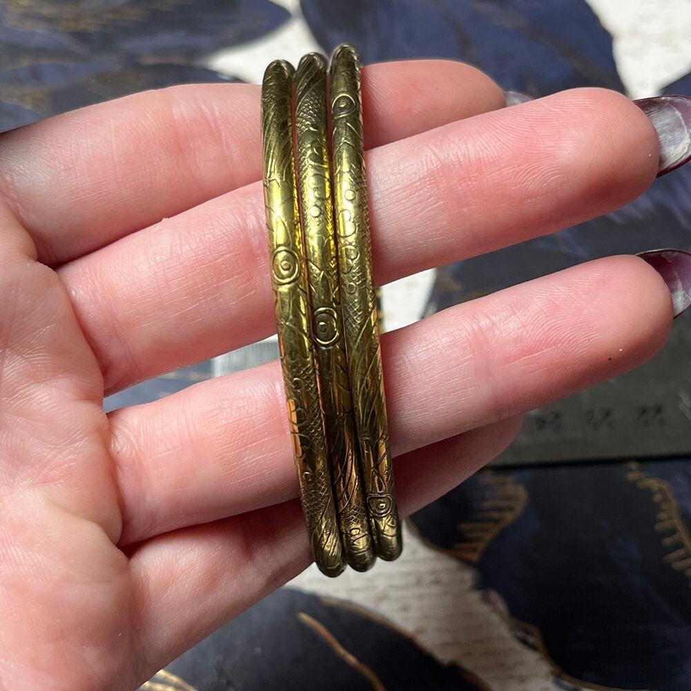 Set of 3 Vintage Brass Tone Etched Floral Bangles - Picture 6 of 7